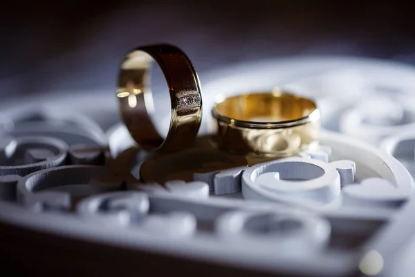 Goldene Eheringe Für Brautpaare — Stockfoto