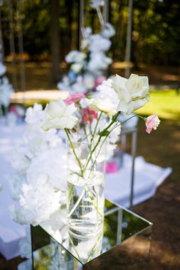 Yeni evliler için düğün süslemeleri.