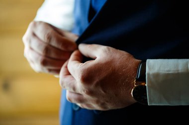 Adam düğün günü takım elbise ve aksesuar giyer..