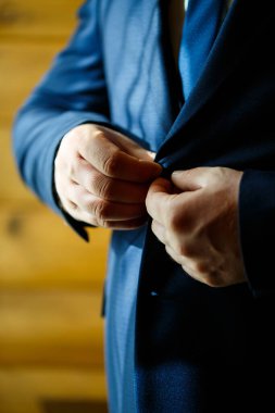 Adam düğün günü takım elbise ve aksesuar giyer..