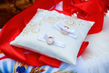 Yeni evliler için altın alyanslar