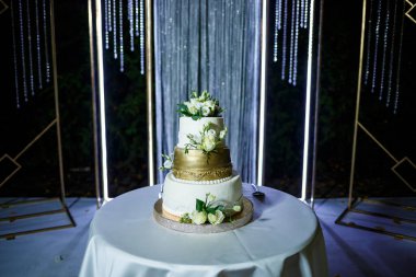 Şenlikli bir günde güzel büyük bir pasta