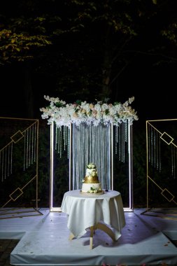 Şenlikli bir günde güzel büyük bir pasta