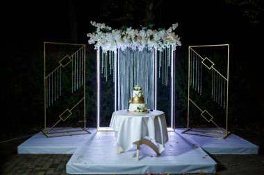 Şenlikli bir günde güzel büyük bir pasta