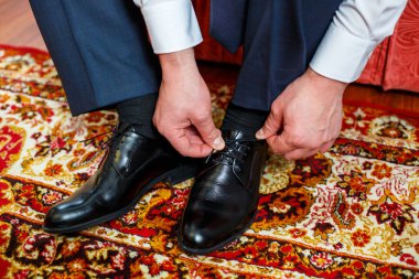 Düğün günü aksesuarları tımar eder.