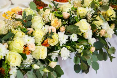 Yeni evliler için düğün süslemeleri.