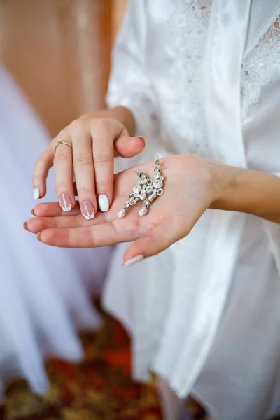 Hermosos Pendientes Boda Las Manos Novia Día Boda — Foto de Stock