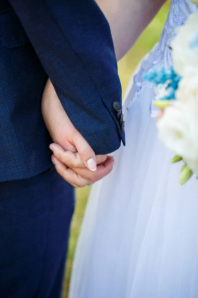 Braut Und Bräutigam Halten Sich Hochzeitstag Die Hand — Stockfoto