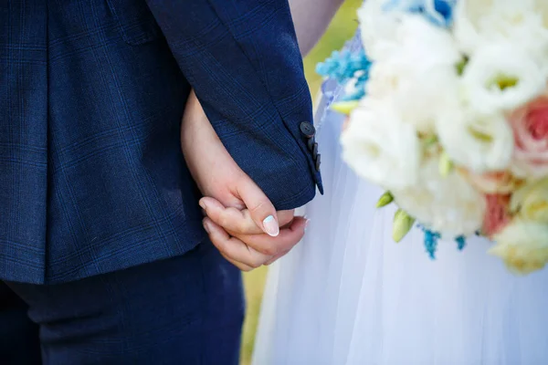 Braut Und Bräutigam Halten Sich Hochzeitstag Die Hand — Stockfoto