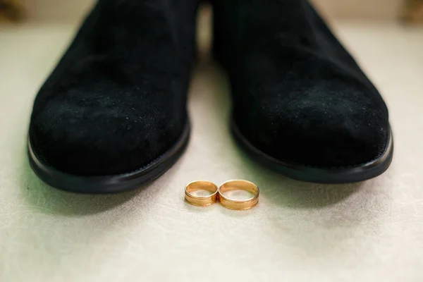 Anillos Boda Oro Los Recién Casados Encuentran Junto Los Zapatos — Foto de Stock