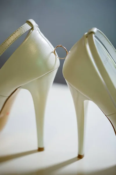 Anillo Boda Oro Con Zapatos Mujer Día Boda — Foto de Stock