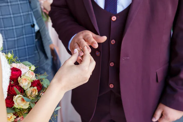 Alliances Dans Les Mains Des Jeunes Mariés — Photo