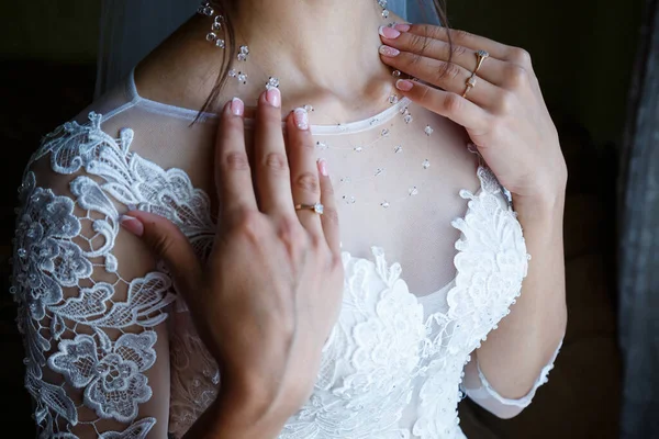 花嫁は美しいウェディングドレスを手に — ストック写真