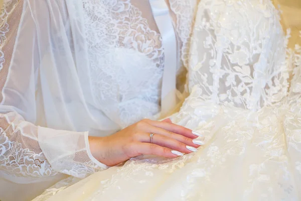 Mariée Tient Dans Ses Mains Une Belle Robe Mariée — Photo