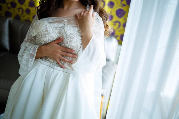 Noiva Segura Suas Mãos Lindo Vestido Noiva — Fotografia de Stock