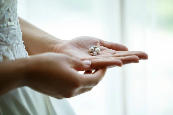 Hermosos Pendientes Boda Las Manos Novia Día Boda — Foto de Stock