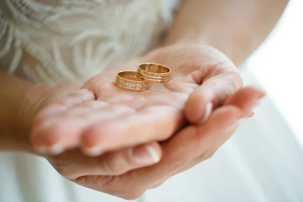 Anéis Casamento Ouro Nas Mãos Dos Recém Casados — Fotografia de Stock