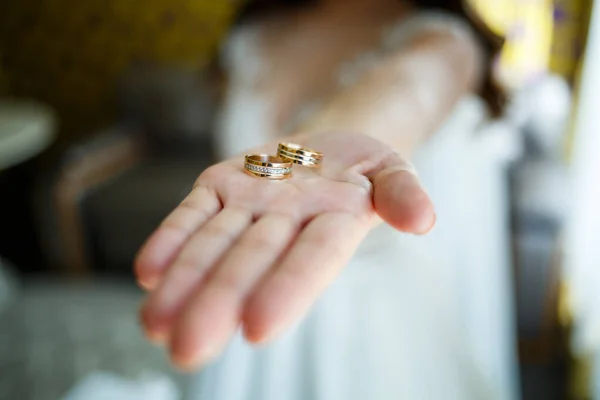 Anillos Oro Las Manos Los Recién Casados — Foto de Stock