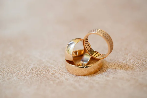 Золотые обручальные кольца для молодоженов — стоковое фото
