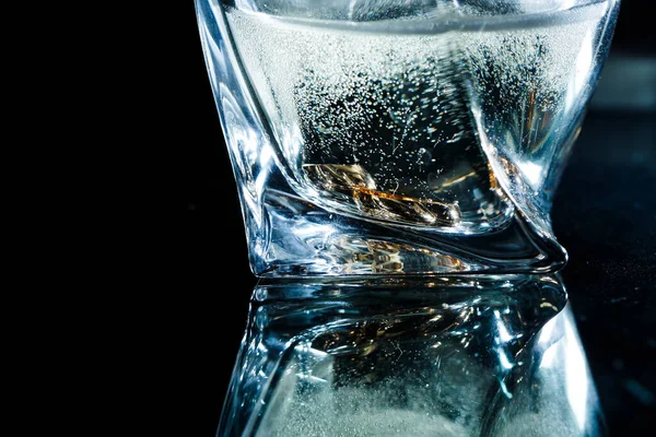 Copas de champán con joyas de compromiso frente al fondo otoñal — Foto de Stock