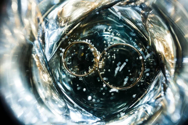 Šampaňské brýle se zásnubami Šperky před podzimním pozadím — Stock fotografie