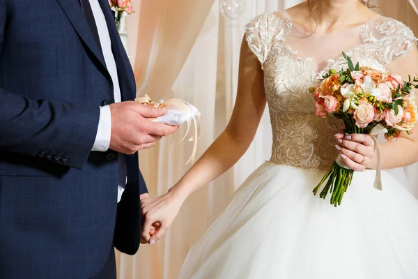 Goldene Eheringe für Brautpaare am Hochzeitstag — Stockfoto