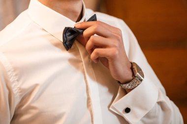 Tarz sahibi damat, boynuna papyon takar.