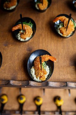 Çok güzel dekore edilmiş ziyafet masası çeşitli deniz ürünleri aperatifleri, sandviç ve karides aperatifleri.