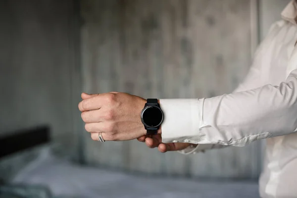 Homem Elegante Homem Negócios Botões Relógio Sua Mão Ele Está — Fotografia de Stock