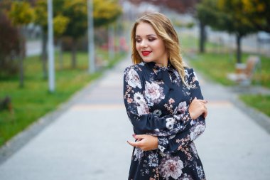 Şehir sokağında elbise giymiş güzel bir kız