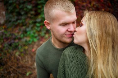 Kotlu ve yeşil kazaklı kız ve erkek.