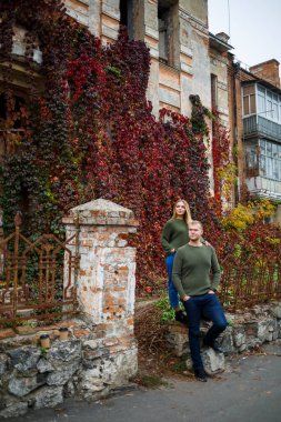 Kotlu ve yeşil kazaklı kız ve erkek.