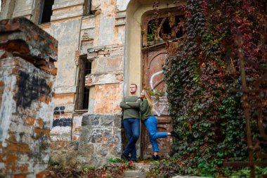 Kotlu ve yeşil kazaklı kız ve erkek.