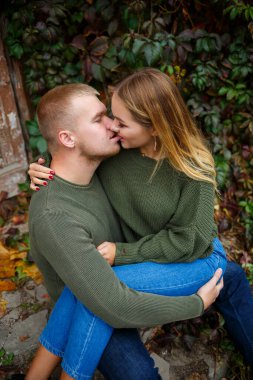 Kotlu ve yeşil kazaklı kız ve erkek.