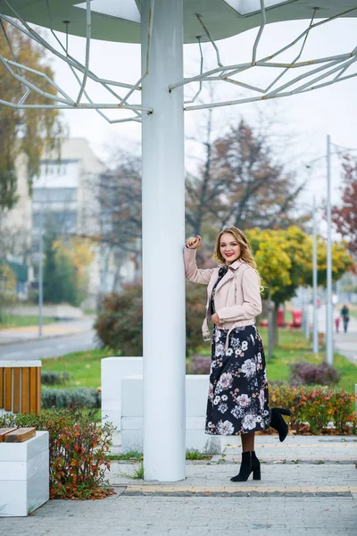 Belle Fille Dans Une Robe Sur Une Ruelle Ville — Photo