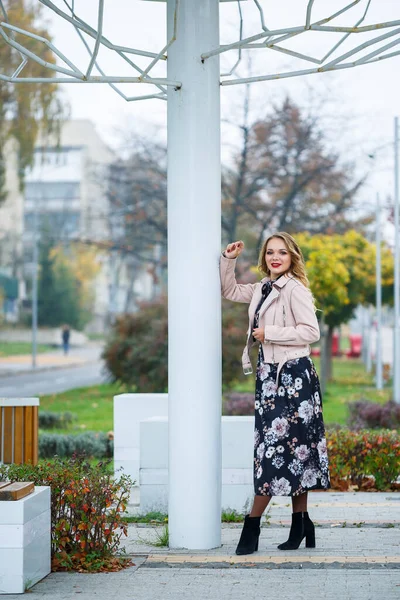 Belle Fille Dans Une Robe Sur Une Ruelle Ville — Photo