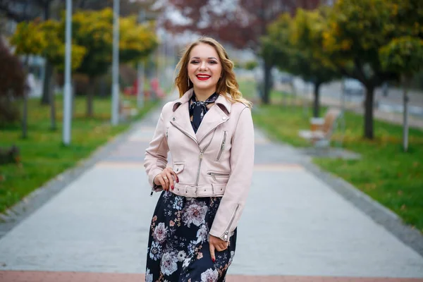 Menina Bonita Vestido Beco Cidade — Fotografia de Stock