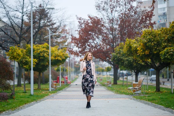 Belle Fille Dans Une Robe Sur Une Ruelle Ville — Photo