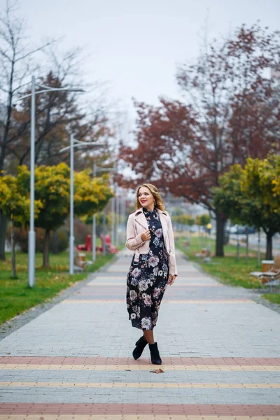 Belle Fille Dans Une Robe Sur Une Ruelle Ville — Photo