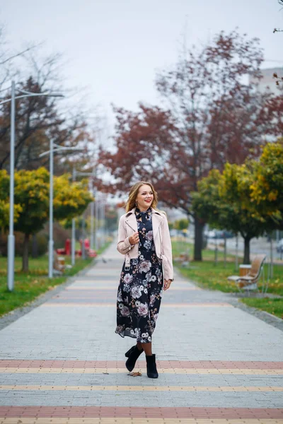 Belle Fille Dans Une Robe Sur Une Ruelle Ville — Photo