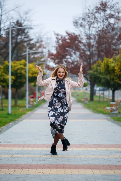 Hermosa Chica Vestido Callejón Ciudad — Foto de Stock