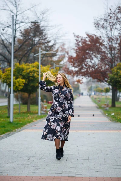 Belle Fille Dans Une Robe Sur Une Ruelle Ville — Photo