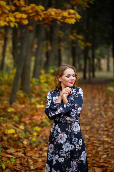 Mädchen Kleid Herbstlichen Wald — Stockfoto