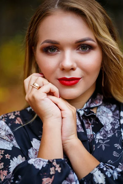 Fille Dans Une Robe Dans Forêt Automne — Photo