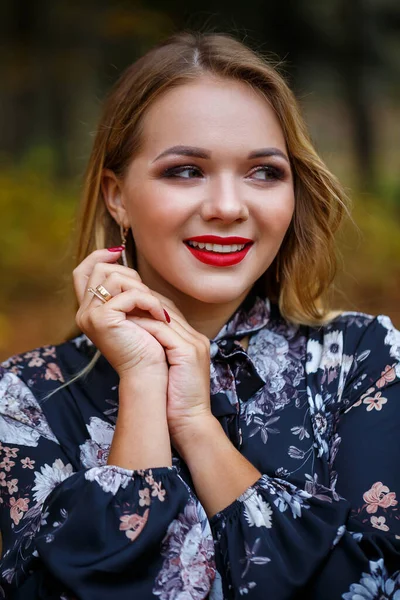 Fille Dans Une Robe Dans Forêt Automne — Photo