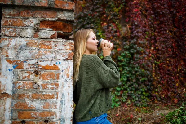 스웨터와 청바지를 아름다운 소녀의 — 스톡 사진