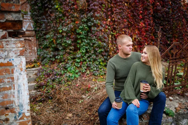 Kille Och Tjej Jeans Och Gröna Tröjor — Stockfoto