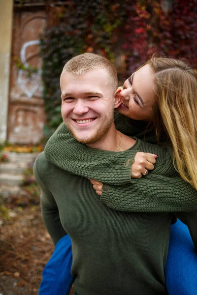 Mann Und Mädchen Jeans Und Grünen Pullovern — Stockfoto