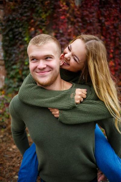 Mann Und Mädchen Jeans Und Grünen Pullovern — Stockfoto