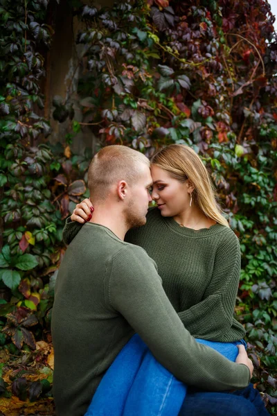 Kille Och Tjej Jeans Och Gröna Tröjor — Stockfoto